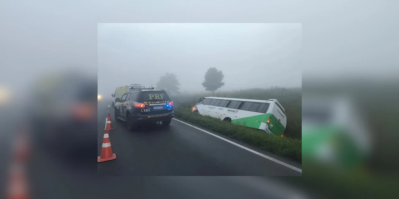 Ônibus da Saúde de Prudentópolis tomba na BR-277 e deixa três feridos