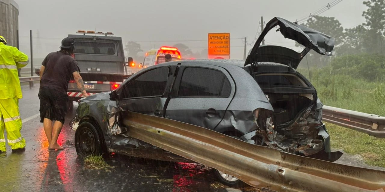 Carro é quase 'empalado' em grave acidente na PR-151; três veículos envolvidos