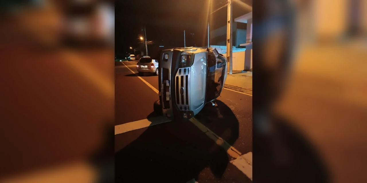 Ranger capota após colisão contra Apollo em cruzamento no bairro Boa Vista