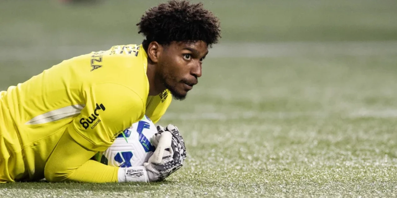 Hugo Souza repudia ataques racistas e cobra punição após classificação do Corinthians