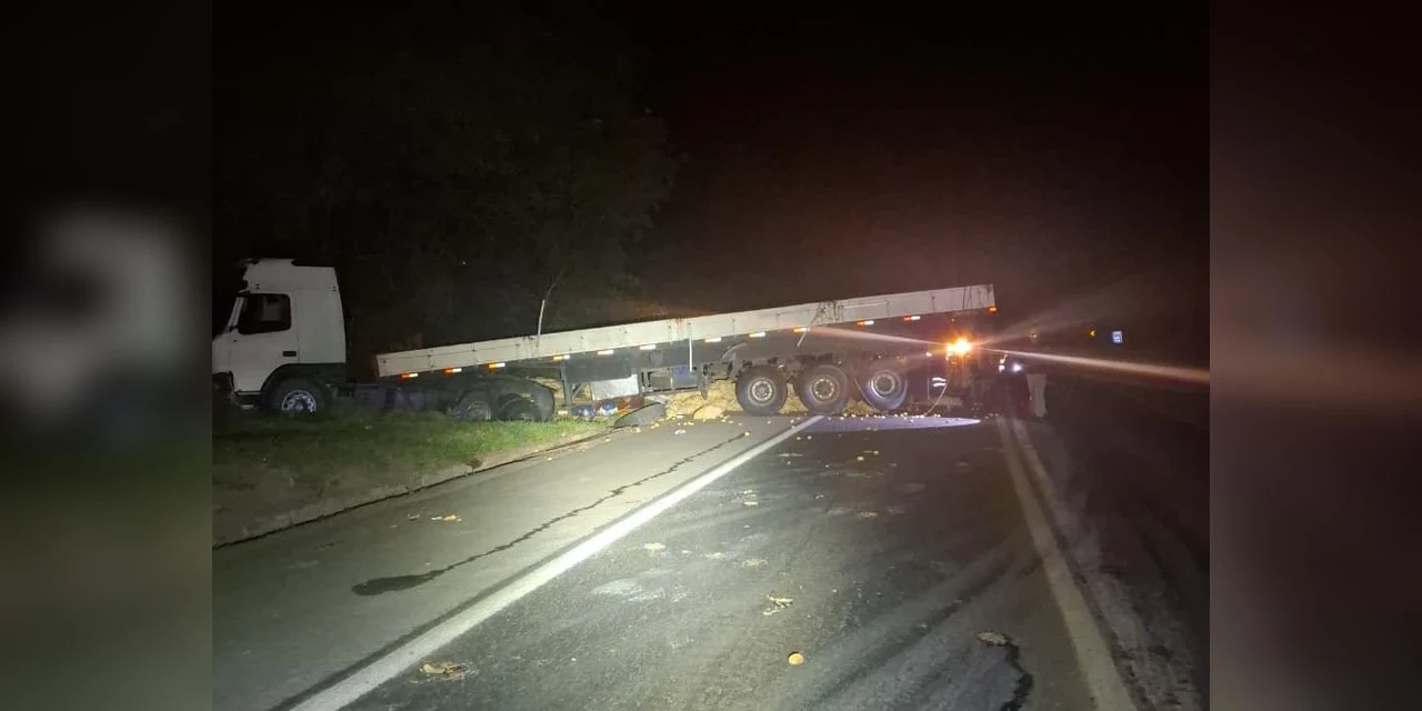 Caminhão carregado com batatas colide contra barranco e interdita trecho da PR-151