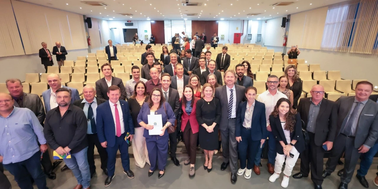 Prefeitos do Paraná se reúnem com Gleisi Hoffmann para discutir ações do Governo Federal