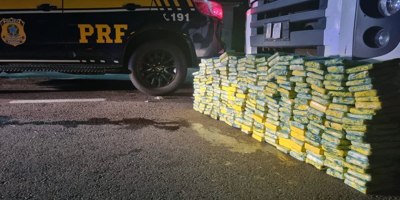 PRF encontra mais de 280 kg de cocaína em fundo falso de caminhão na BR-277
