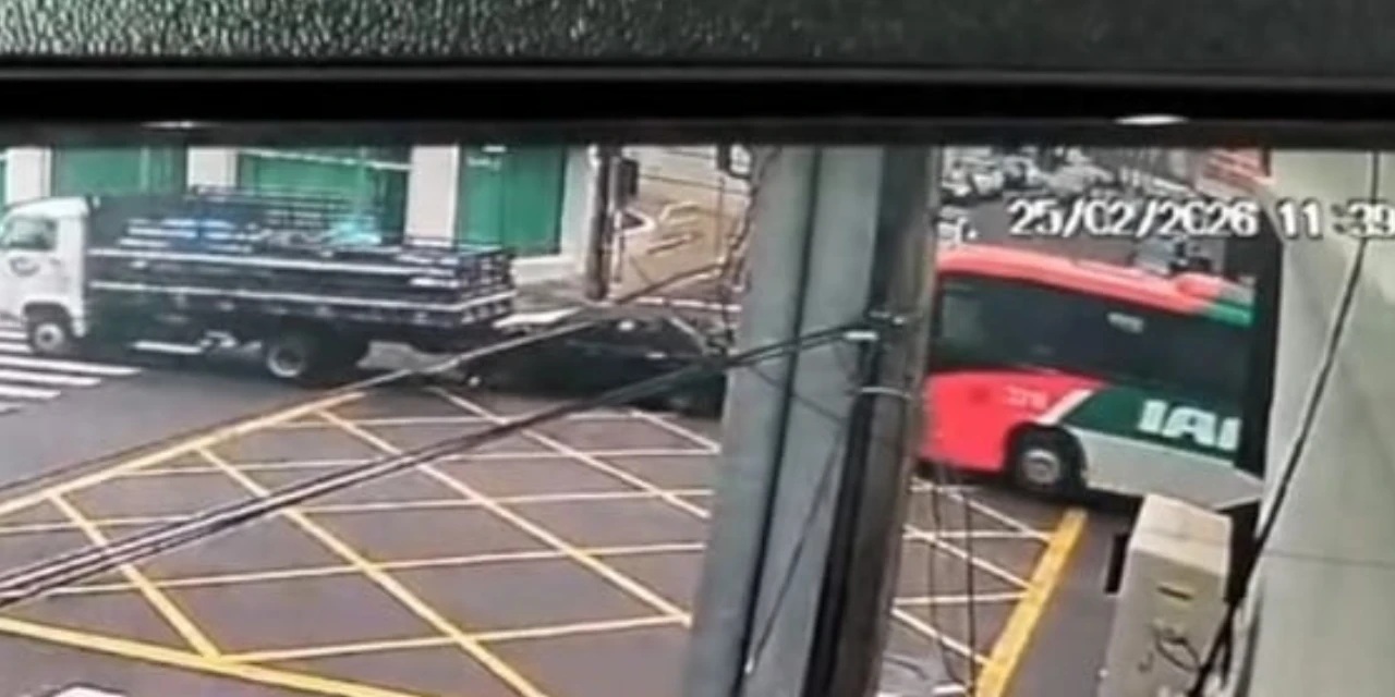 Vídeo: Colisão entre ônibus, Chevrolet Prisma e caminhão é registrada no centro de PG