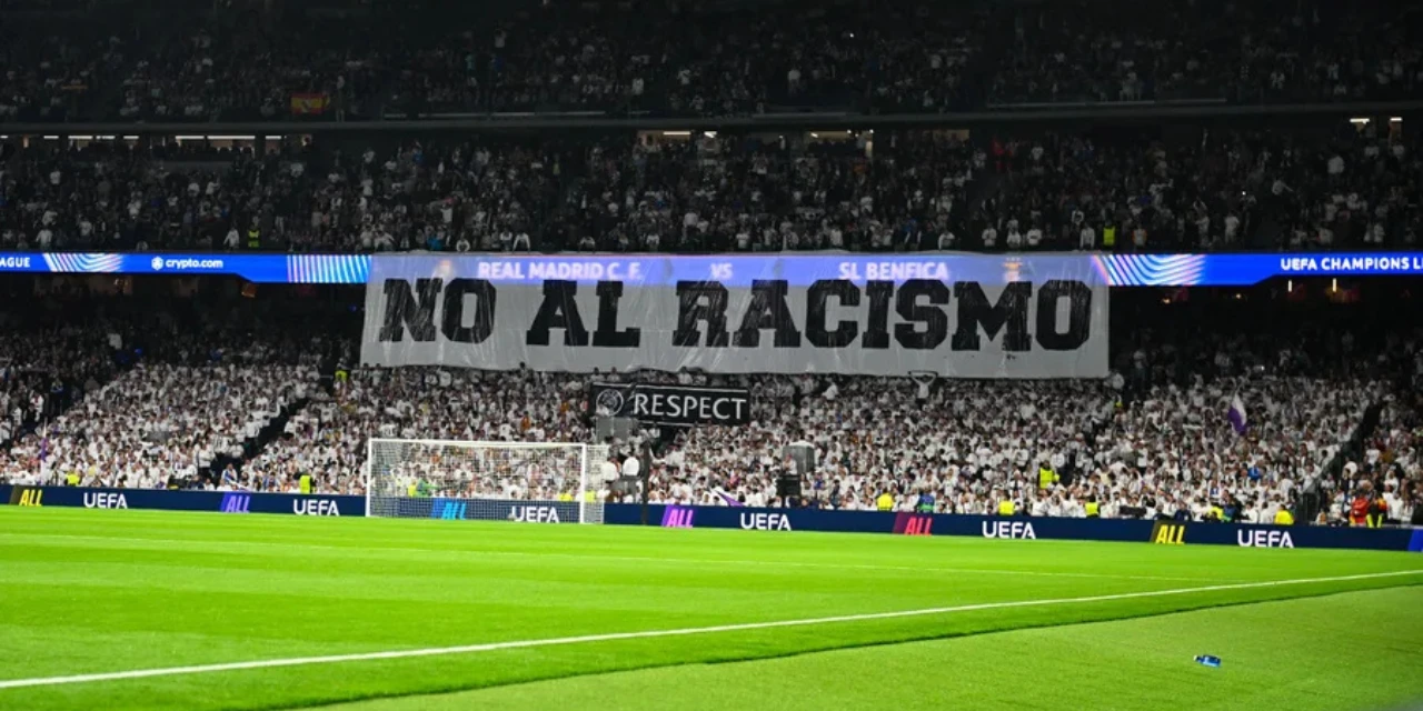 Torcida do Real Madrid estende faixa contra racismo após caso com Vini Jr.
