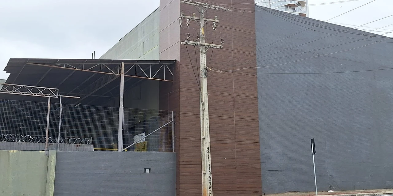 Caminhão colide contra poste, causa queda de energia e gera transtornos em PG nesta quinta