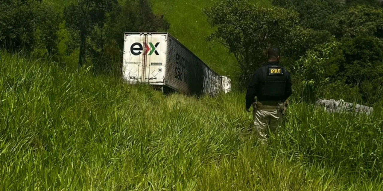 Caminhão sai da pista, pega fogo e motorista morre na BR-376