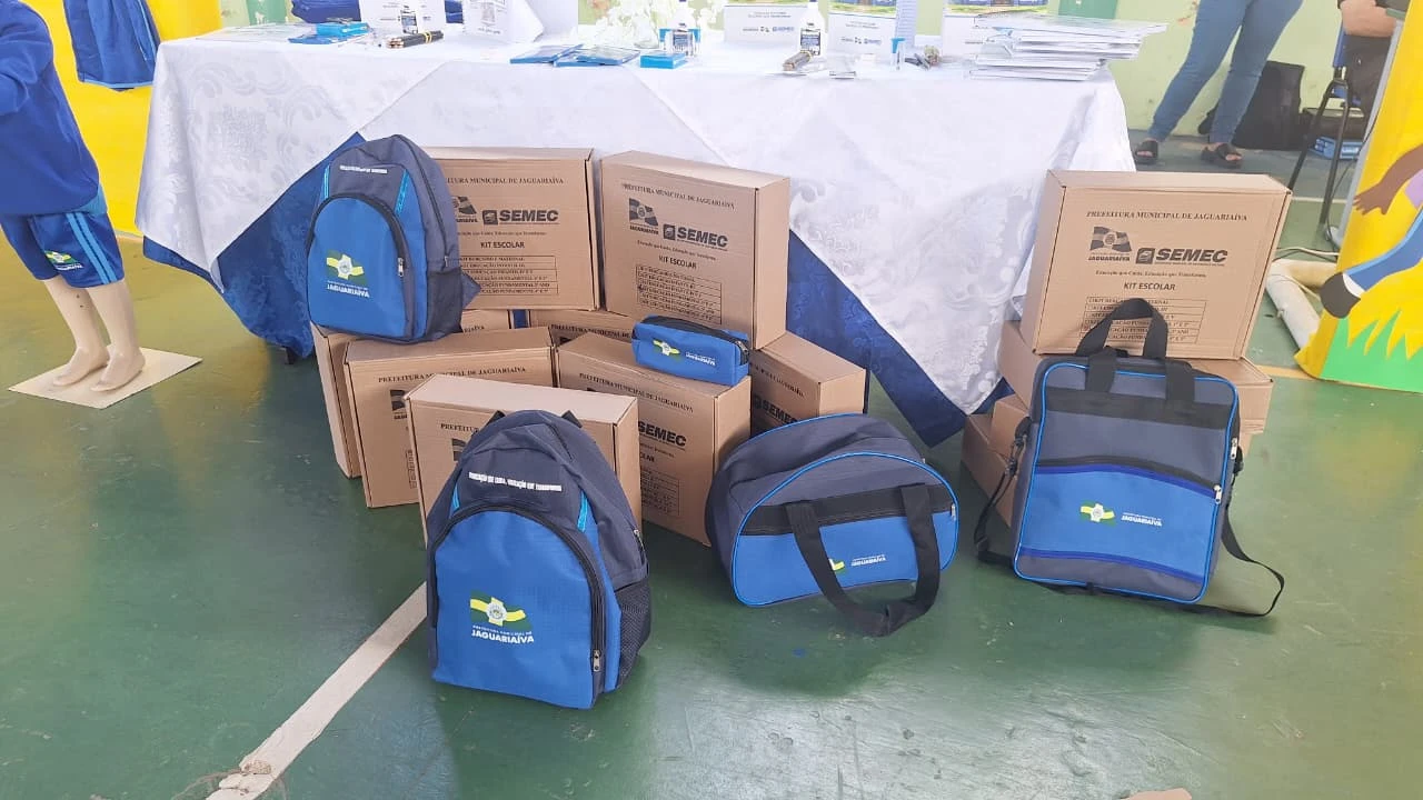 Mochilas entregues aos alunos de Jaguariaíva | Foto: Divulgação