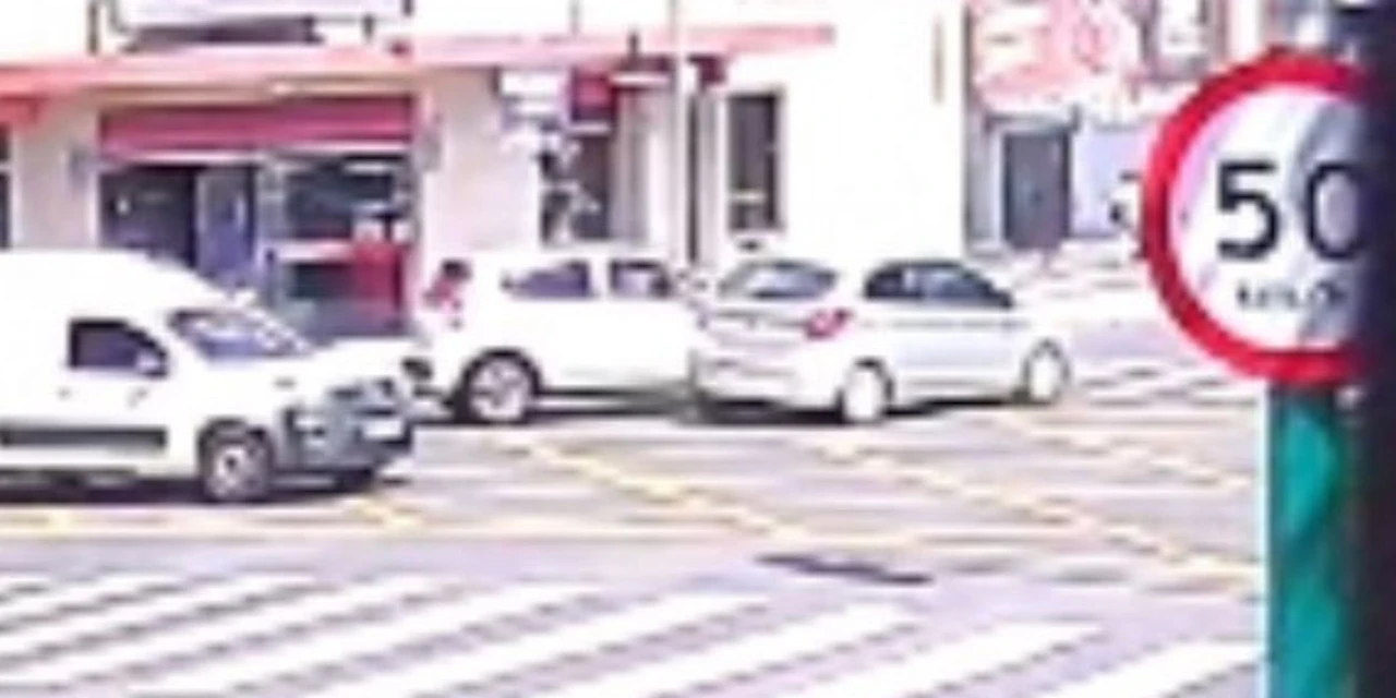 Câmeras de segurança registram momento de acidente na Rua Balduíno Taques