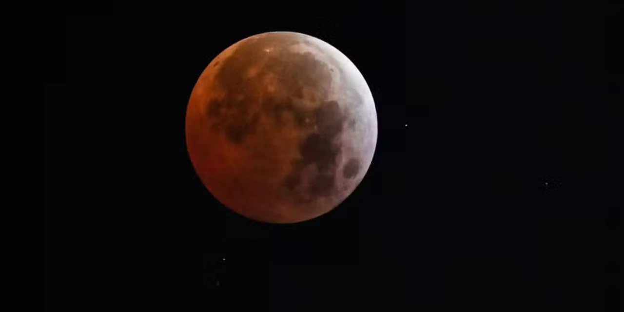 Eclipse lunar total provoca “Lua de Sangue” nesta terça-feira