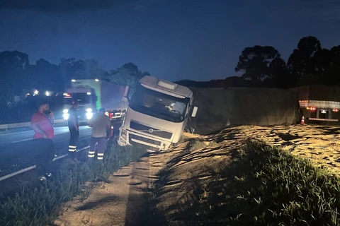 Caminhão tomba após choque com canaleta na PR-151