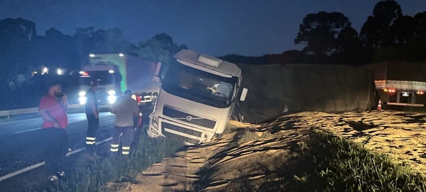Caminhão tomba após choque com canaleta na PR-151