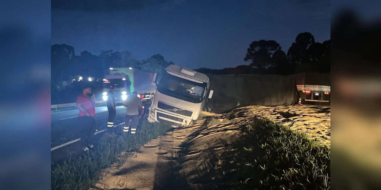 Caminhão tomba após choque com canaleta na PR-151