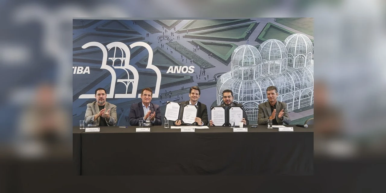 Eduardo Pimentel assina decretos que simplificam regulamentação de condomínios e parcelamento do solo em Curitiba