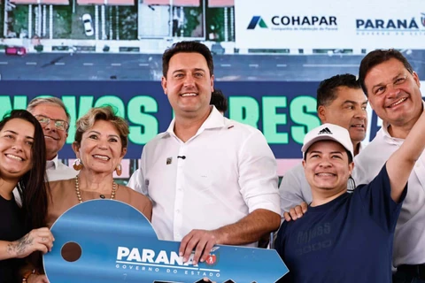 Ratinho Jr. entrega 220 casas em Ponta Grossa com investimento do Casa Fácil