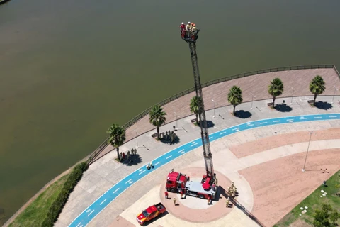 Bombeiros testam supercaminhão com escada de 42 metros em PG