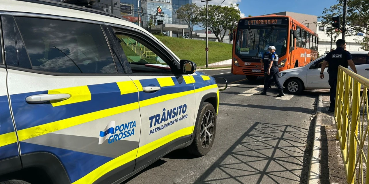 Carro tenta atravessar na 'faixa de pedestres' e acaba envolvido em acidente