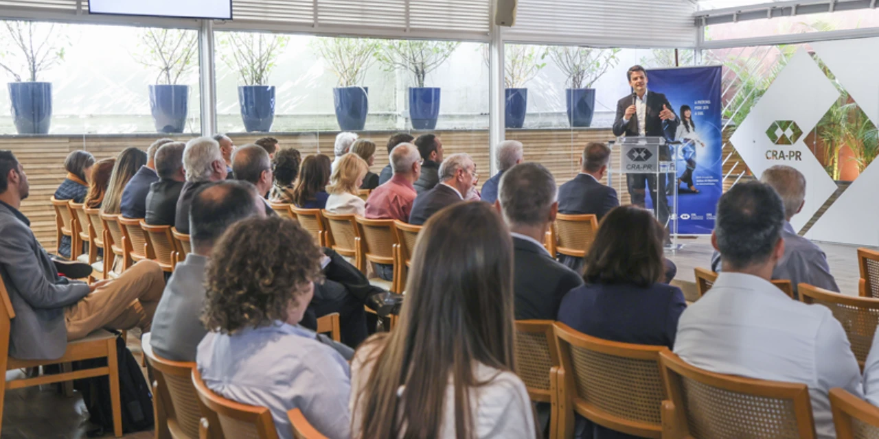 “Governar é ouvir e decidir em conjunto”, afirma Eduardo Pimentel durante palestra no CRA-PR