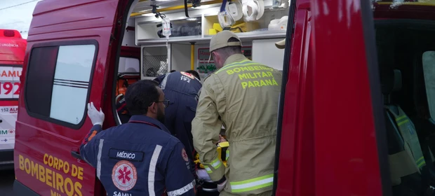 Motorista perde controle em descida e carro tomba em Uvaranas