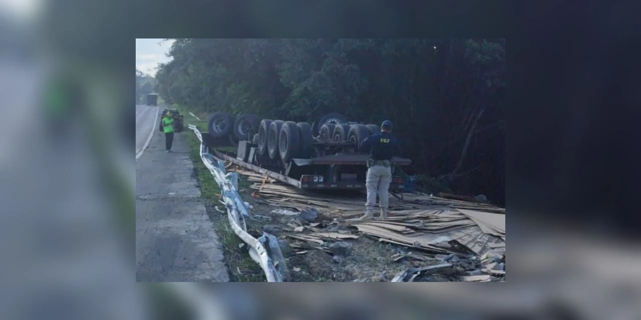Motorista morre após tombamento de caminhão na BR-376 em Tibagi