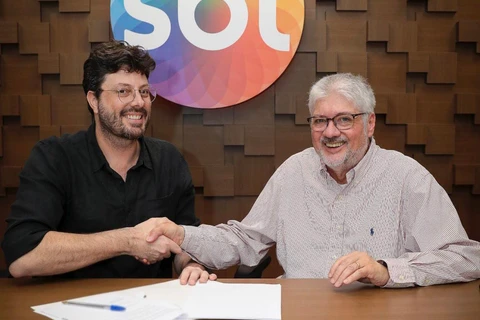 Danilo Gentili renova contrato com o SBT e faz 'pegadinha' nas redes sociais