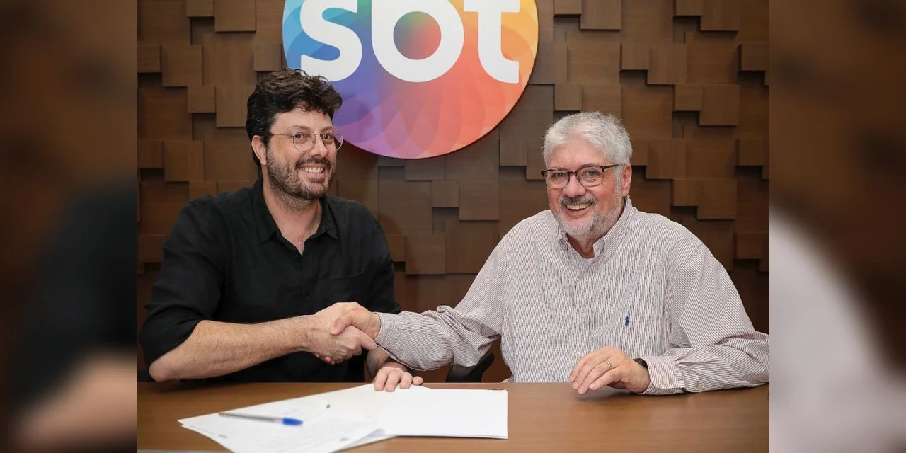 Danilo Gentili renova contrato com o SBT e faz 'pegadinha' nas redes sociais