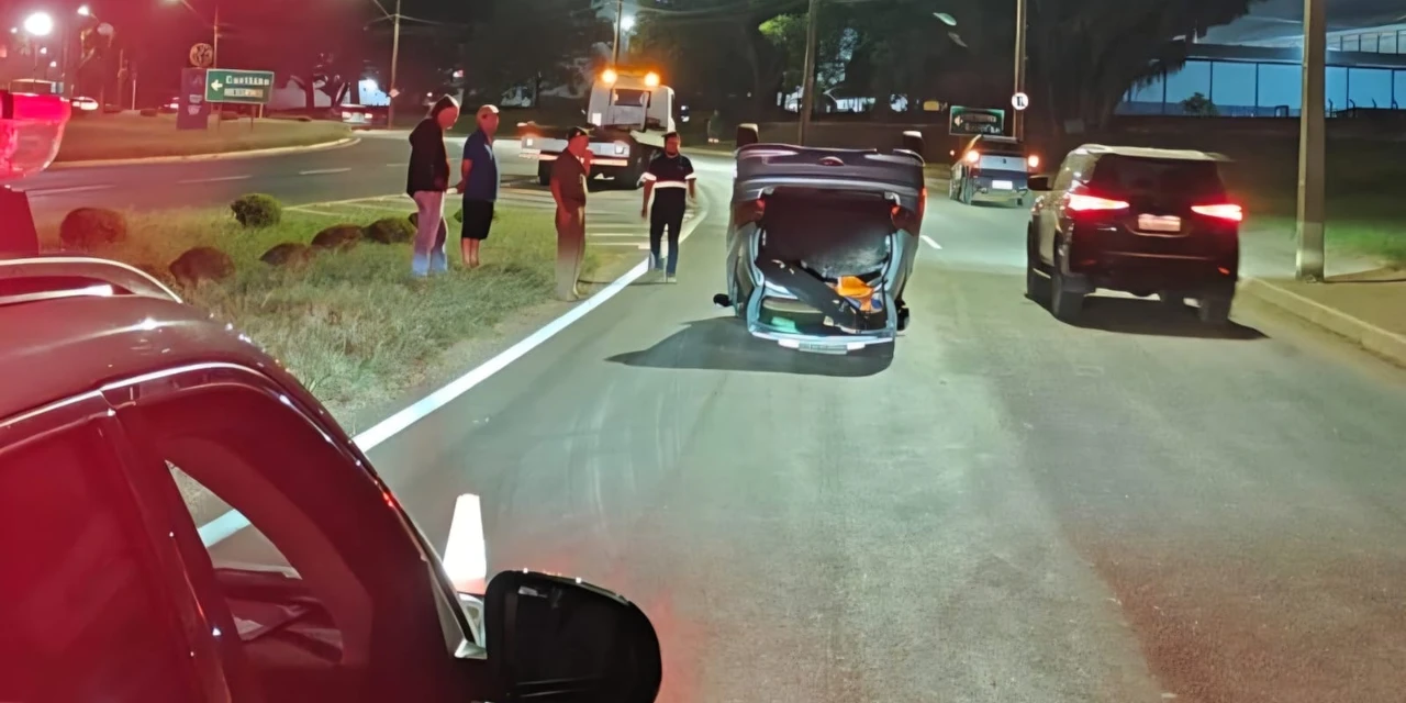 Acidente termina com capotamento de carro na Visconde de Mauá