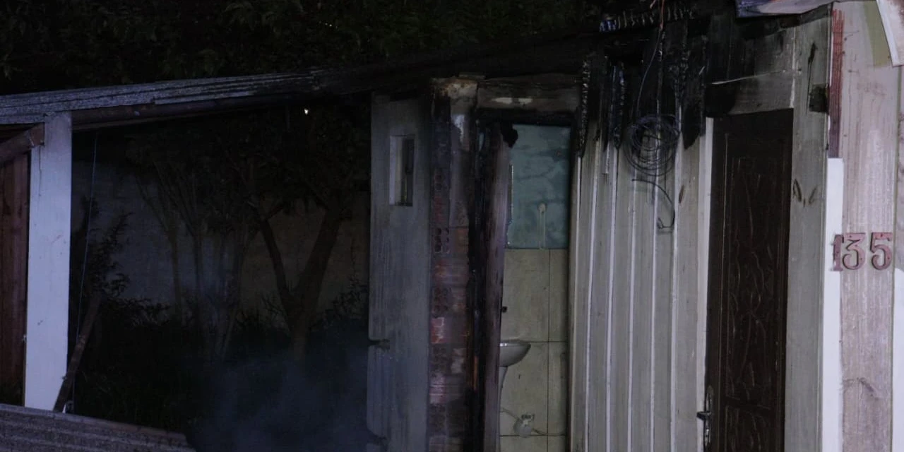 Incêndio destrói garagem e parte de casa na Vila Andorinhas durante a madrugada; veja fotos